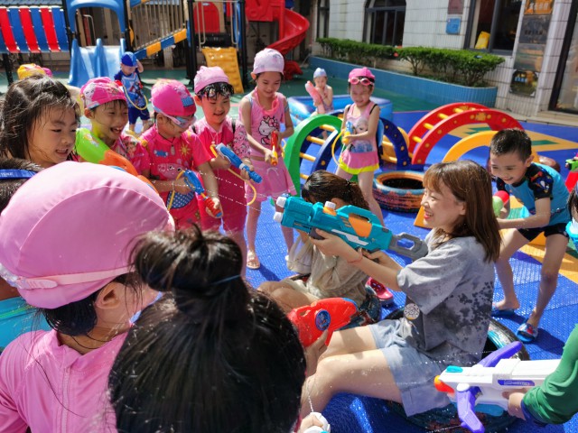 外经贸幼儿园夏日打水仗活动