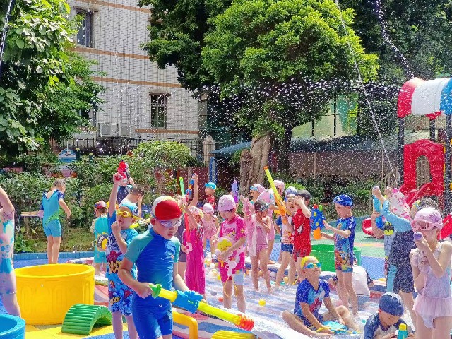外经贸幼儿园夏日打玩水活动报道